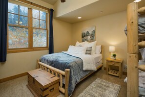 3 bedrooms, iron/ironing board, free WiFi, bed sheets - Black Bear Townhome - Great Views - Ping Pong - Professionally Decorated (Durango)