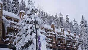 Ein schneebedecktes Gebäude mit einem Schild, auf dem 'Scade Village' steht.