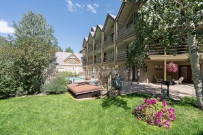 Ein Hotel mit Pool, Außenbereich und gepflegtem Garten.