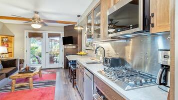 Microwave, oven, dishwasher, coffee/tea maker