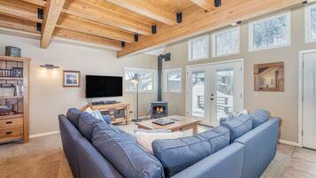 TV, peis, DVD-spiller og bøker