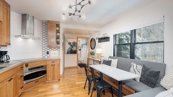 Réfrigérateur, micro-ondes, lave-vaisselle, cafetiÚre/bouilloire