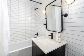 Combined shower/tub, hair dryer, towels