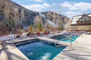 A heated pool - Ski Views from Bay Window. Walk or Ride to Lifts! (Telluride)