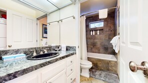 Ducha y bañera combinadas, secador de pelo y toallas