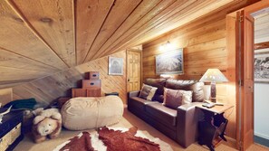 Smart TV, fireplace, DVD player