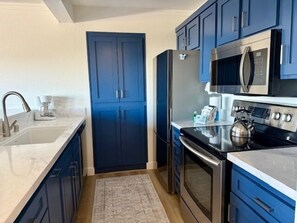Fridge, microwave, oven, stovetop - Mammoth Ski & Racquet Club #62 - Newly Renovated 2025 (Mammoth Lakes)