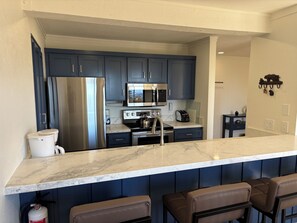 Refrigerador, microondas, horno y parrilla de estufa 