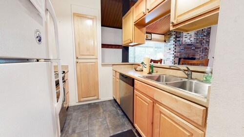 Homey Condo, Cozy Fireplace. Walk to Shuttle, Restaurants, Bowling & Ice Rink