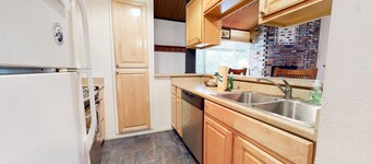 Homey Condo, Cozy Fireplace. Walk to Shuttle, Restaurants, Bowling & Ice Rink