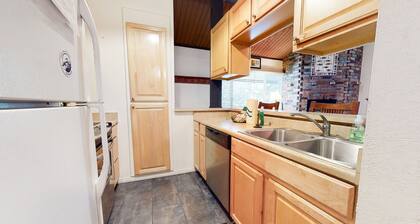 Homey Condo, Cozy Fireplace. Walk to Shuttle, Restaurants, Bowling & Ice Rink