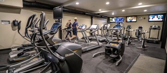 Homey Condo, Cozy Fireplace. Walk to Shuttle, Restaurants, Bowling & Ice Rink