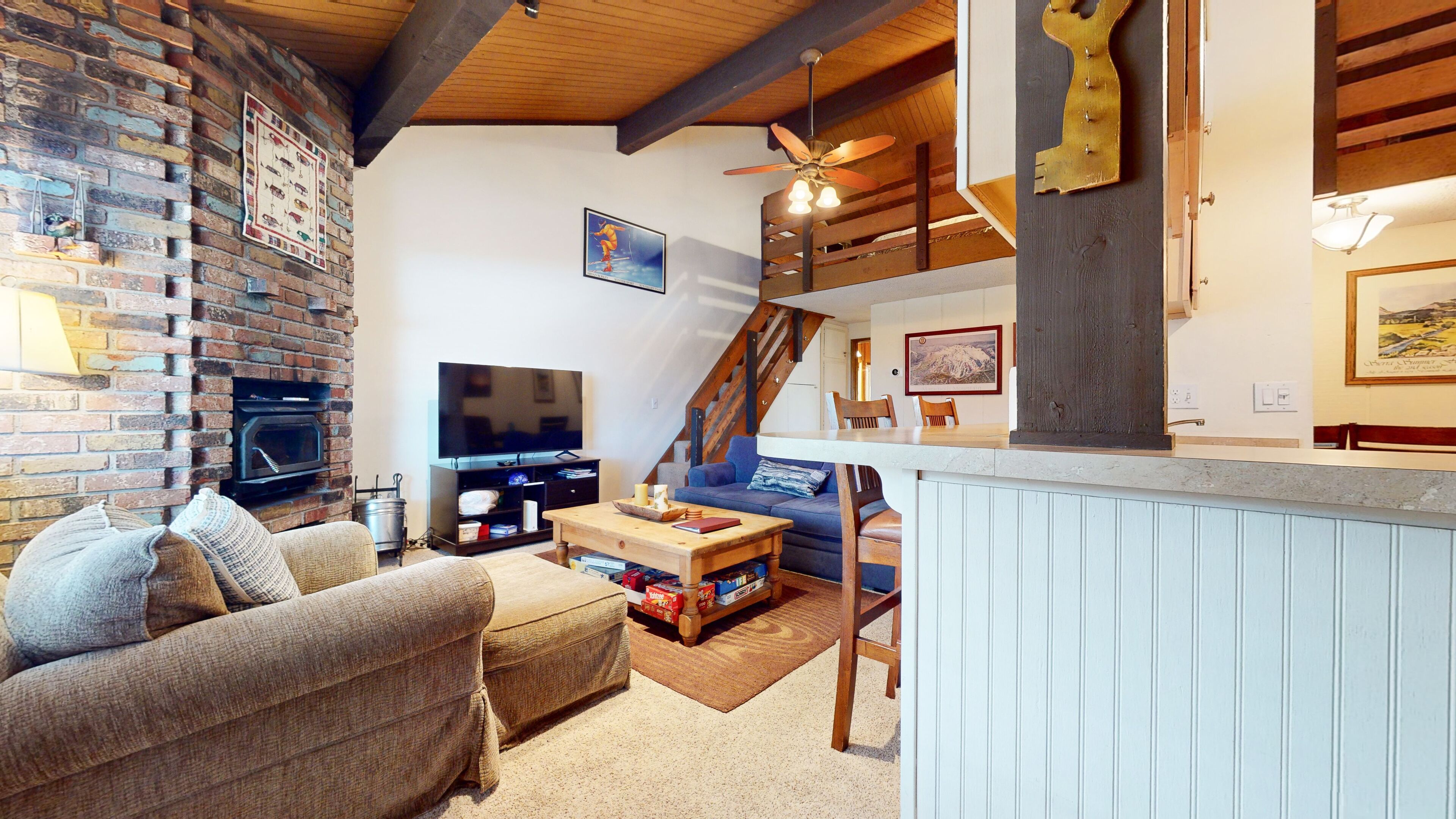 Feel at Home, Centrally Located Near Shops, Restaurants, Town Trolley, etc.!