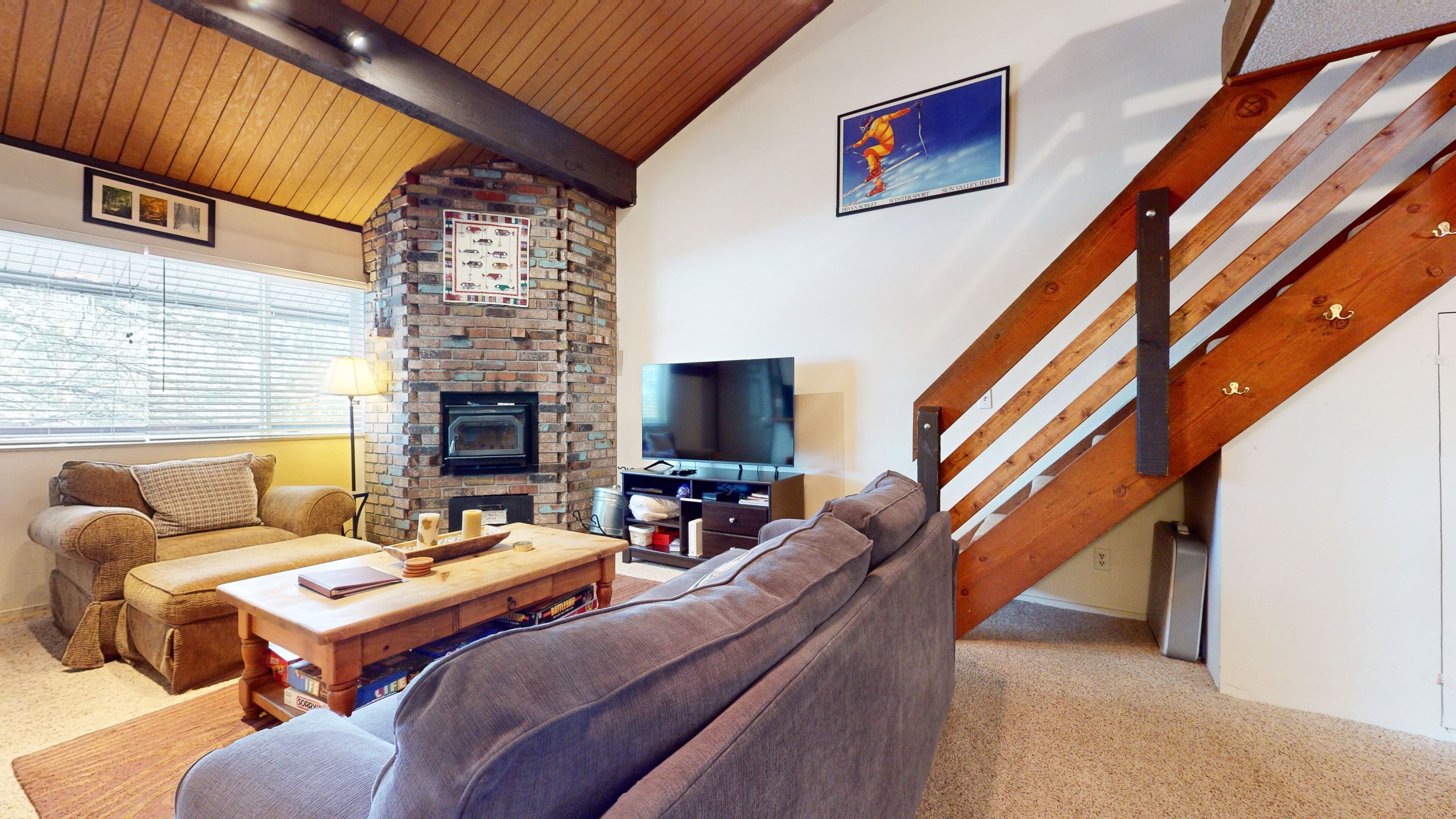 Smart-tv, een open haard, een videogameconsole en een dvd-speler