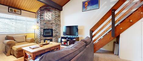 Smart-tv, een open haard, een videogameconsole en een dvd-speler