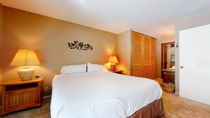 3 bedrooms, iron/ironing board, free WiFi, bed sheets - Private Washer/Dryer, Summer Pool On-site. Near Rec Center & Walking Trails (Mammoth Lakes)