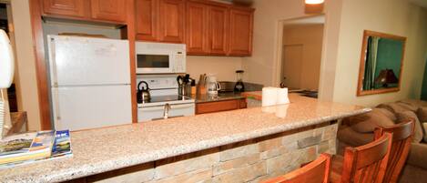 Een koelkast, een magnetron, een oven, een kookplaat