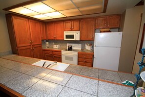 Frigorifero, microonde, forno, piano cottura