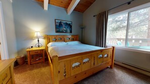 4 bedrooms, iron/ironing board, WiFi, bed sheets - Spacious Home with a Private Gas Grill & Washer/Dryer. Outdoor Pool On-site! (Mammoth Lakes)