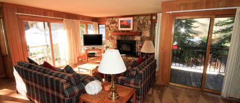 Een televisie en een open haard