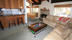 Ein gemütliches Wohnzimmer mit Kamin, einer Couch und einem Couchtisch.