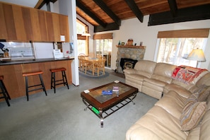 电视、壁炉、DVD 播放器