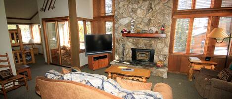 Fernseher, Kamin, DVD-Player