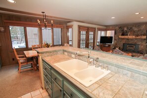 Fridge, microwave, oven, stovetop - Mountainback #48, Corner Unit (Mammoth Lakes)