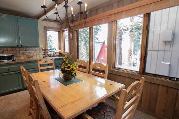 Dining - Mountainback #48, Corner Unit (Mammoth Lakes)