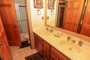 Hair dryer, towels - Mountainback #48, Corner Unit (Mammoth Lakes)