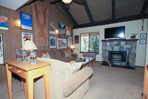 Fernseher, Kamin, Videospiele, DVD-Player