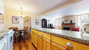 Interior - Homey & Updated Condo near The Village, Private Balcony. Hot Tub On-site (Mammoth Lakes)