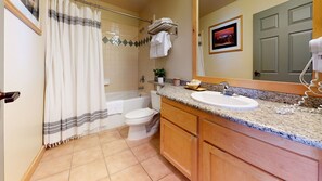 Combined shower/tub, towels