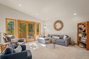 TV, fireplace - This is a very inviting and comfortable home, perfectly suited for 2 families or a large group. (Incline Village)