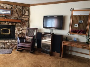 Televisión y chimenea 