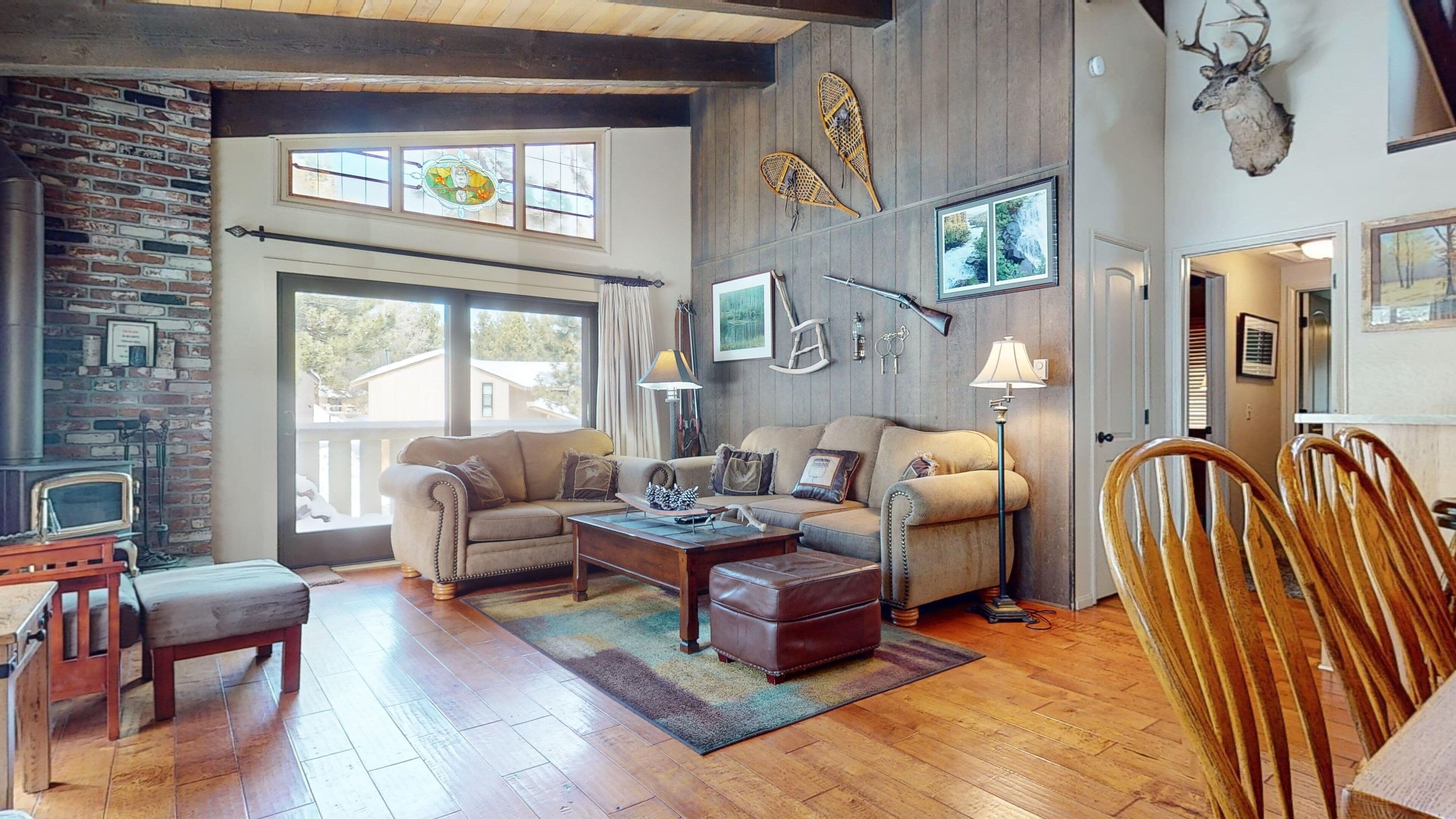 Una Smart TV, una chimenea, un reproductor de DVD