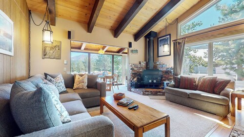 Spacious Home, Near Trails, Rec Center & Creek Park. Pool On-site