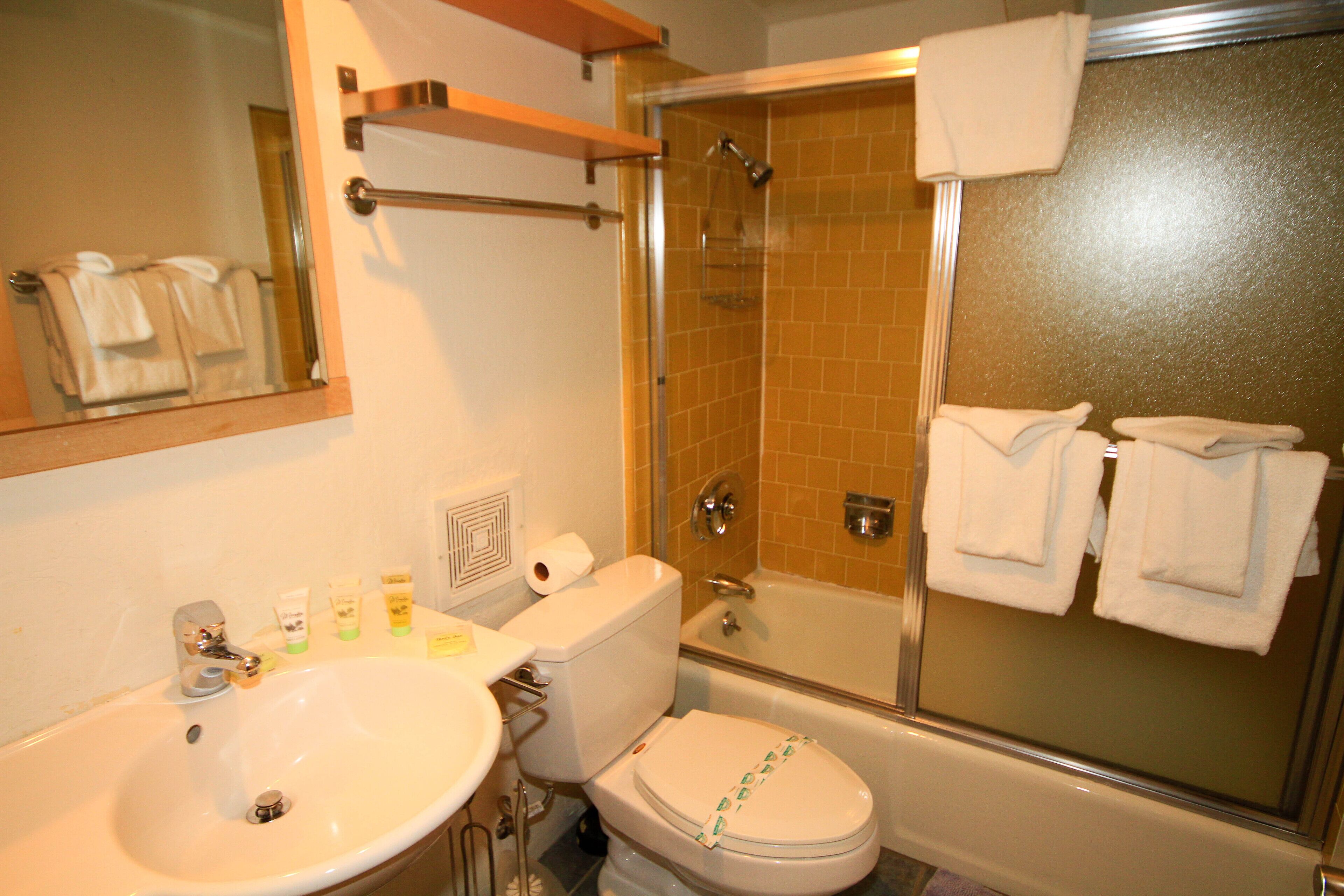 Ein Badezimmer mit Waschbecken, Toilette und Duschkabine.