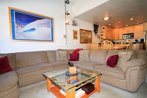 Televisión de pantalla plana, chimenea y reproductor de DVD 