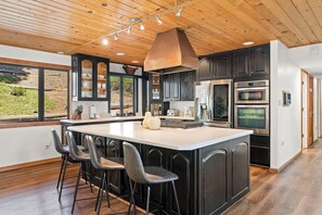 Kylskåp, mikrovågsugn, ugn och spishäll