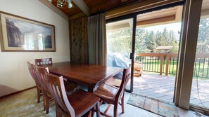 Dining - Rustic & Spacious, Quiet, Near Walking Trails. Tennis Courts & Pool On-site (Mammoth Lakes)
