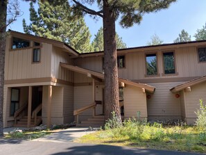 Exterior - Rustic & Spacious, Quiet, Near Walking Trails. Tennis Courts & Pool On-site (Mammoth Lakes)