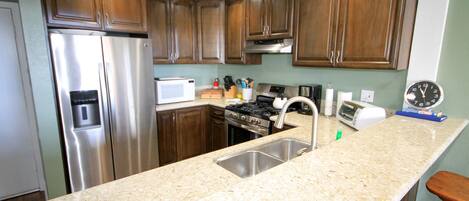 ثلاجة، ميكروويف، فرن، موقد طهي مسطح