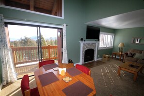 Televisión y chimenea 