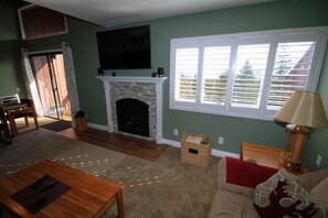 Televisión y chimenea 