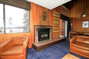 TV, fireplace, DVD player - Mammoth Ski & Racquet Club #129, 1 Bdrm + Loft (Mammoth Lakes)