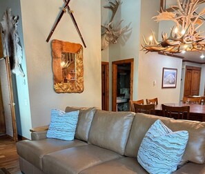 TV, fireplace, DVD player - Mountainback #79, Loft, Den (Mammoth Lakes)