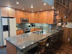 Fridge, microwave, oven, stovetop - Mountainback #79, Loft, Den (Mammoth Lakes)