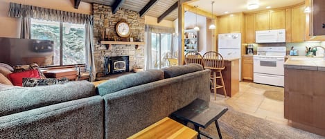 Eldstad, dvd-spelare och bordsfotboll