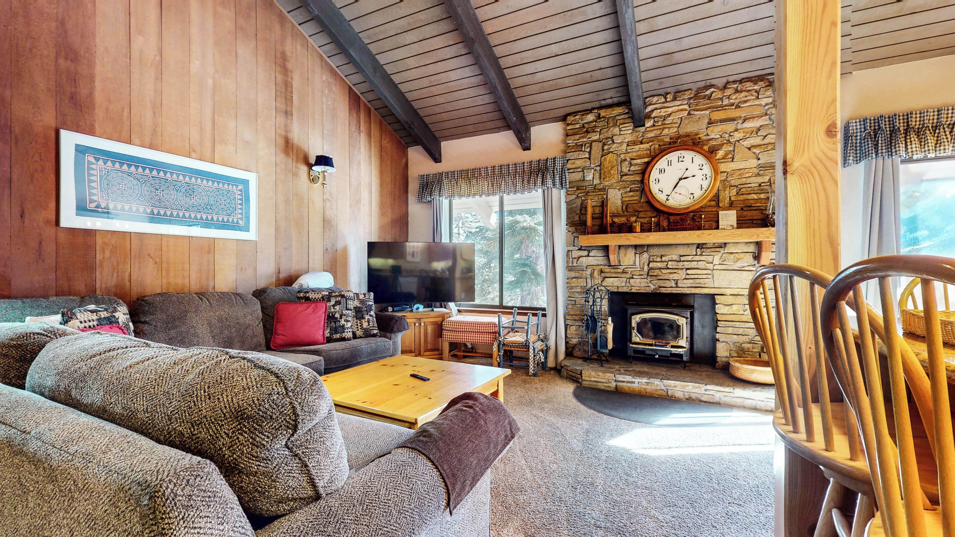 Kamin, DVD-Player, Tischfußball